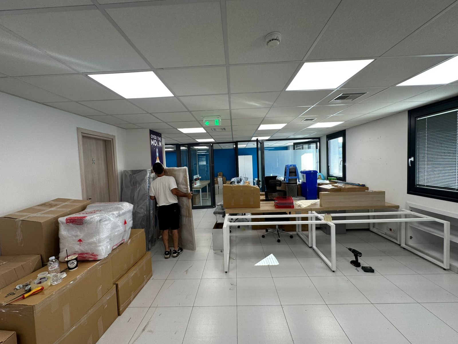 Φορτηγά μετακόμισης και ανυψωτικό έξω από κτίριο στην Αττική